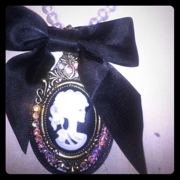 HD Swarovski Crystal Lady Skull Cameo Necklace <3 - Picture 1 of 1