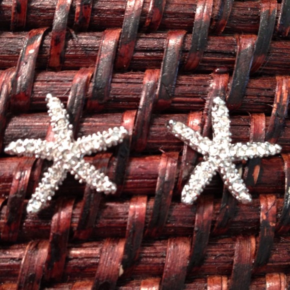 Be Seen Sales Jewelry - NEW** Silvertone Starfish with Rhinestone Earrings