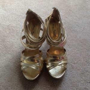 🌸 Gold strappy heels