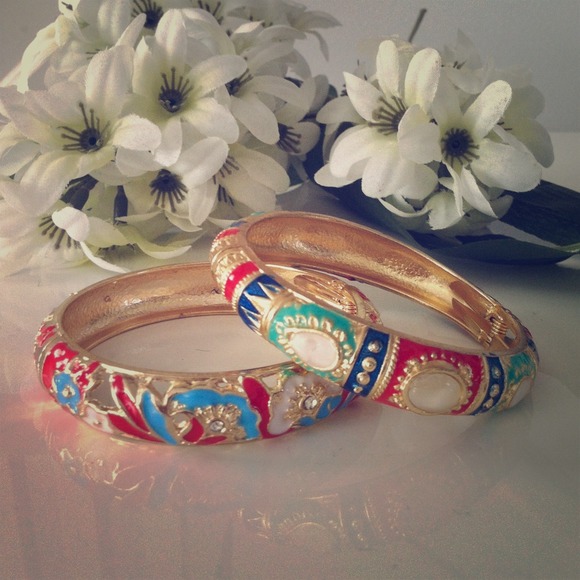 💢SOLD💢 NWOT Gorgeous bracelets sold in pairs💕