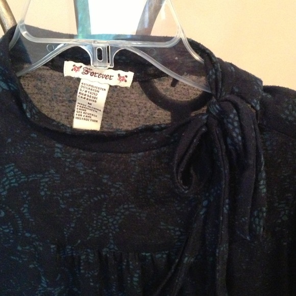 Forever 21 shirt with bow - Picture 3 of 3