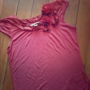 Cute top with adorable flower details