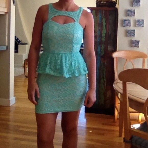 ❌Sold❌ Adorable Mint Lace Peplum Dress NWOT - Picture 2 of 4