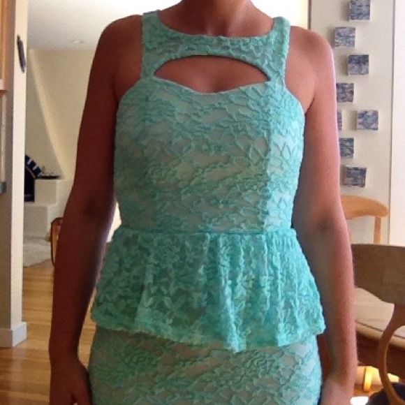 ❌Sold❌ Adorable Mint Lace Peplum Dress NWOT - Picture 3 of 4