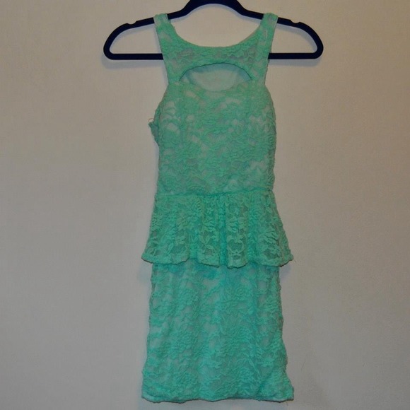 ❌Sold❌ Adorable Mint Lace Peplum Dress NWOT - Picture 4 of 4