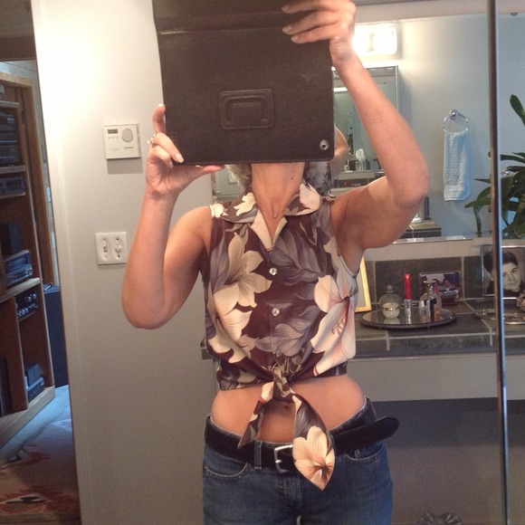 New without tags cute top with a tie. Mint.