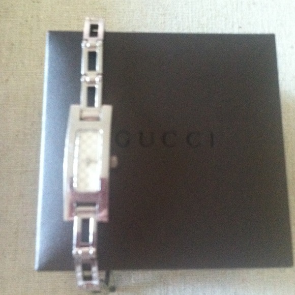 ⬇️⬇️Price Drop⬇️⬇️ Gucci Silver Ladies Watch 3900L