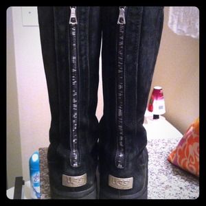 Black Knightsbridge Uggs size 8 with zipper!