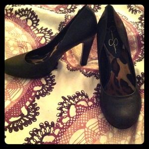 Jessica Simpson roundtoe heels