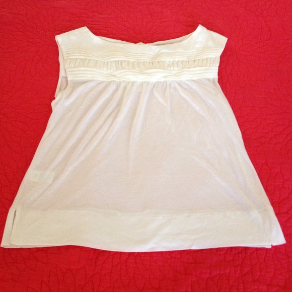 🚫SOLD🚫White BCBG sleeveless top