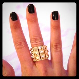 Adjustable gold stud stretch ring