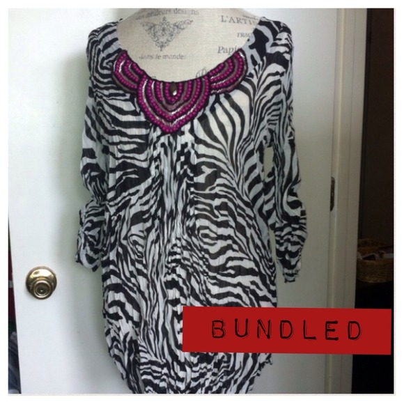 ❄️⛄️Sheer zebra tunic w beaded details.. Large