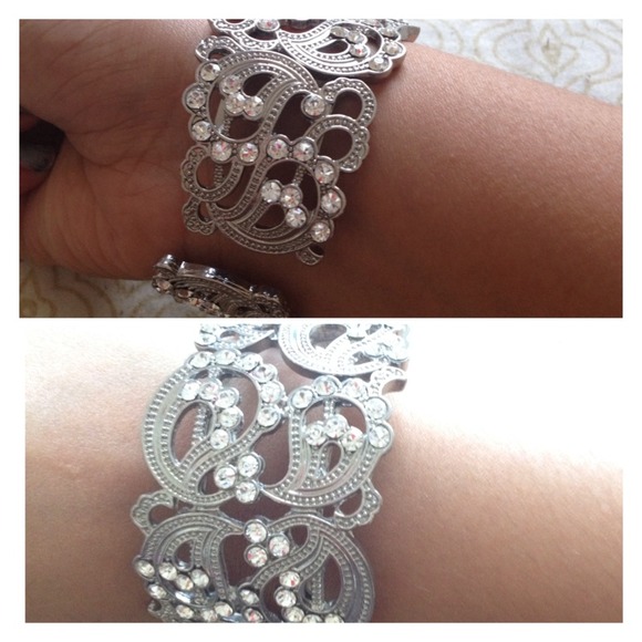 Rhinestoned cuff 💗