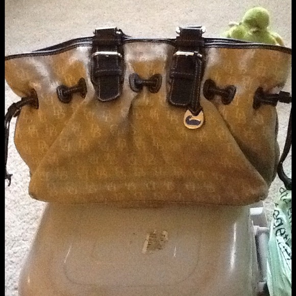 👜LARGE DOONEY & BOURKE PURSE👜