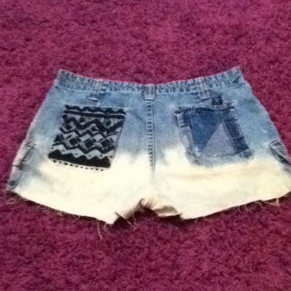 🌸High wasted triable print shorts🌸 - Picture 3 of 3