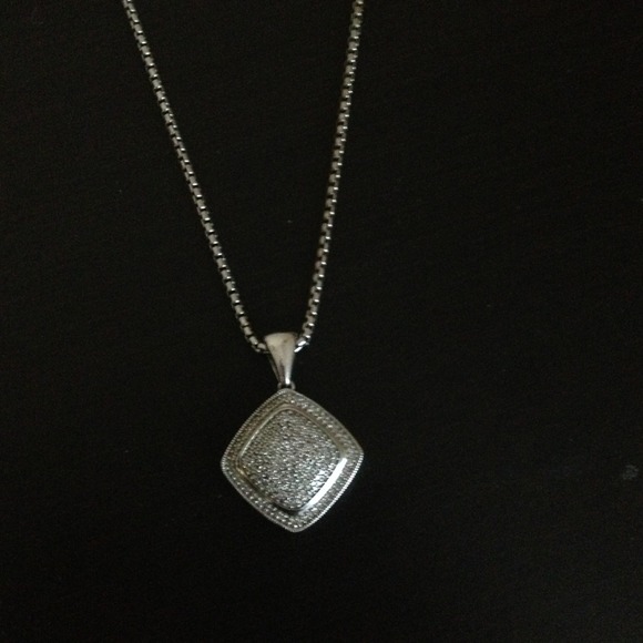 Silver necklace with inlaid diamonds.