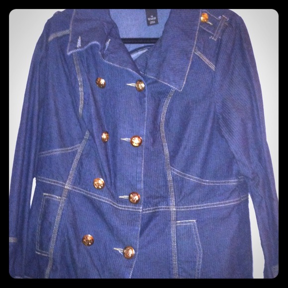 Jean jacket with vintage-like buttons - Picture 1 of 3