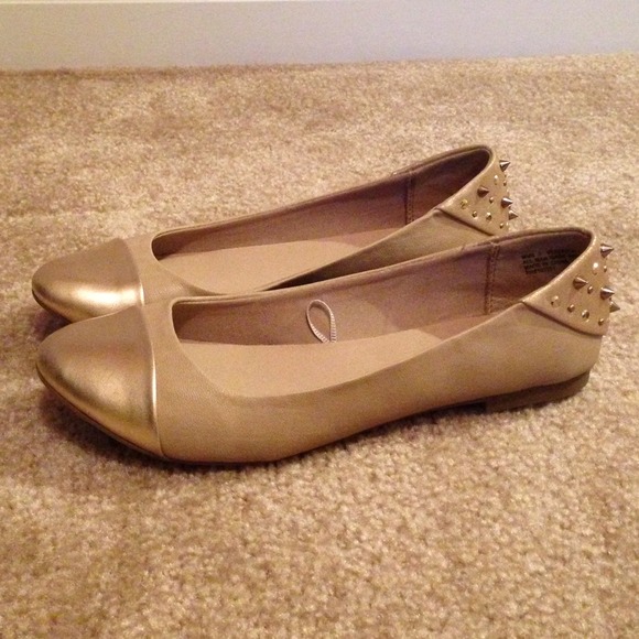NWOT Spiked flats
