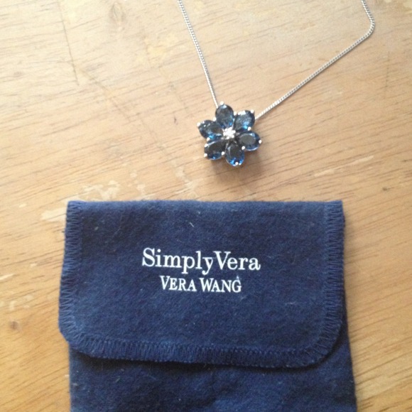 Simply Vera crystal and silver flower necklace