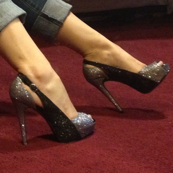 Black and silver glittered Guess heels - Picture 3 of 4