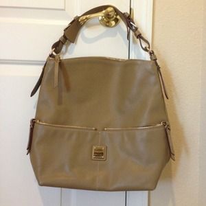 ***SOLD***Dooney and Bourke medium pocket sac