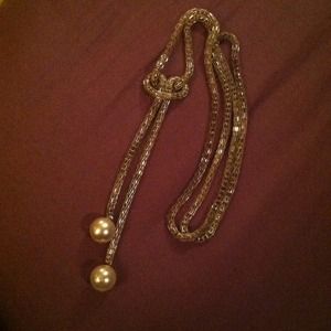 Long necklace with dangling pearls