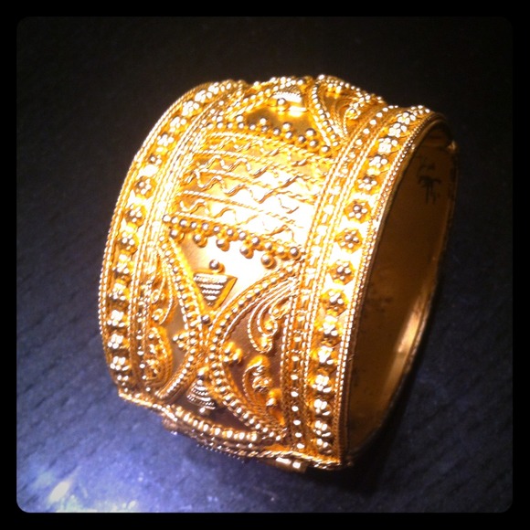 Bracelet in gold color (used)