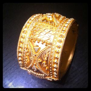 Bracelet in gold color (used)