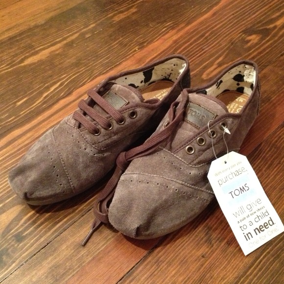 Authentic TOMS NWT Suede Wingtip Cordones Purple