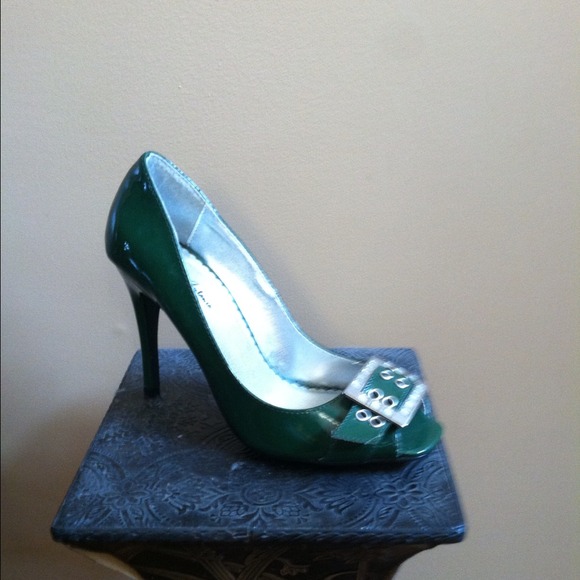 Brand new green peep toe pump