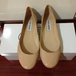 Steve Madden nude beige flats