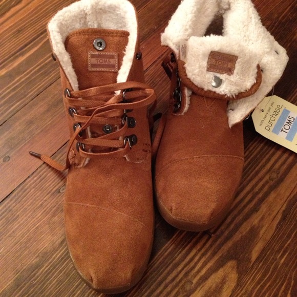 Authentic TOMS NWT Highland Chesnut Fleece Botas