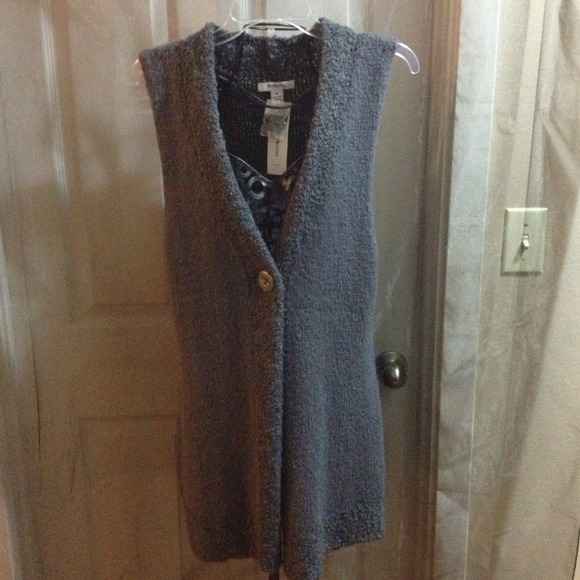 NEW gray🌳sleeveless sweater SAVE $27.00 off list $🌀