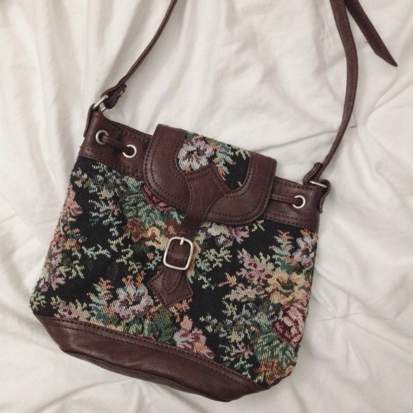 ❌📦 SOLD -- F21 Vintage Style Floral Crossbody Bag