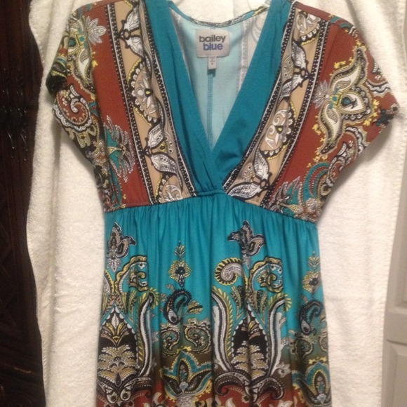 Vibrant, v-neck- capped sleeve dress.