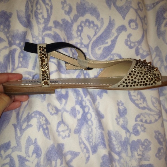 Size 7 Steve Madden gorgeous flats! A must have!! - Picture 2 of 4