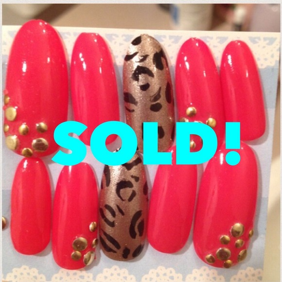 ❌Sold bundle❌Stiletto Red, Gold, & Leopard Nails💅
