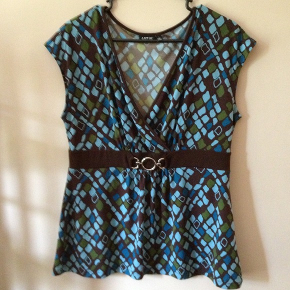 Attractive fitting top-stretchy like new - Picture 1 of 3