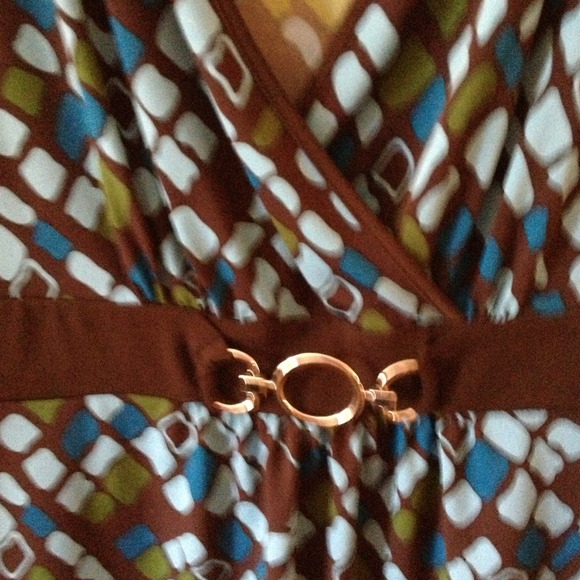 Attractive fitting top-stretchy like new - Picture 2 of 3