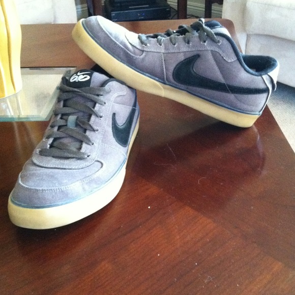 NIKE 6.0 mens shoes!! Size 11
