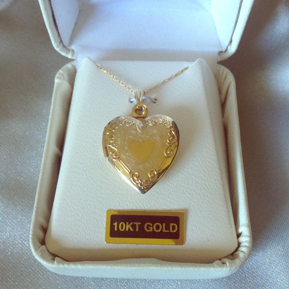 XxSOLDxX 10k gold heart locket