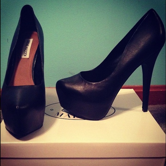 Steve Madden Deja Vu Heels - Picture 1 of 4