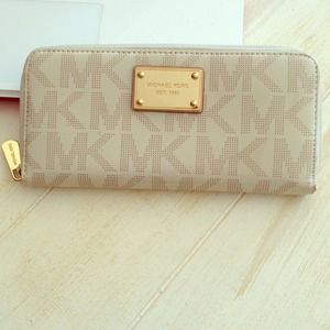Michale Kors wallet!!