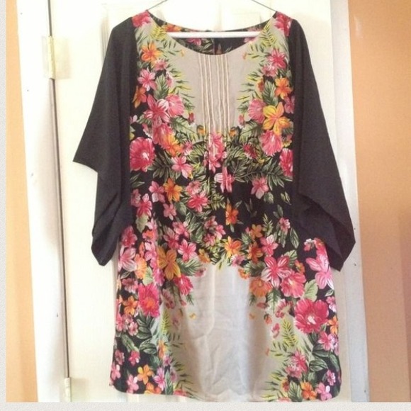 ⬇️REDUCED⬇️Gorgeous Flowered Bat arms Dress - Picture 2 of 4