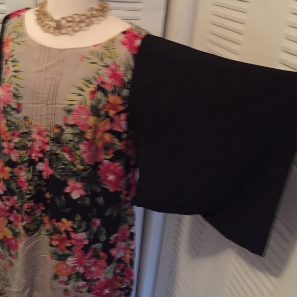 ⬇️REDUCED⬇️Gorgeous Flowered Bat arms Dress - Picture 3 of 4