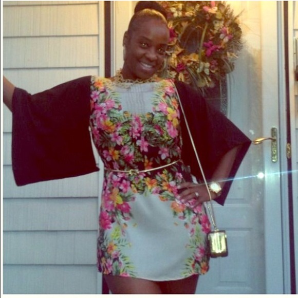 ⬇️REDUCED⬇️Gorgeous Flowered Bat arms Dress - Picture 4 of 4