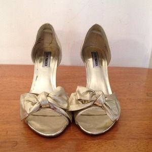 Steve Madden, leather, gold, 3 inch heels.