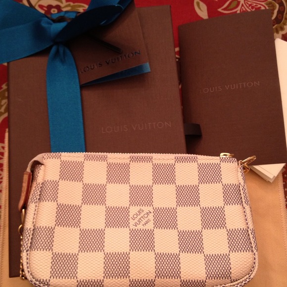 ❌SOLD❌100% Authentic Louis Vuitton Mini Pochette.