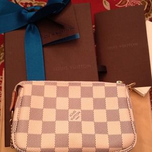 ❌SOLD❌100% Authentic Louis Vuitton Mini Pochette.