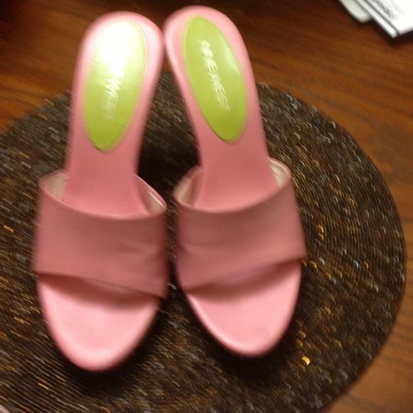Hot pink top pastel heel great look on the feet